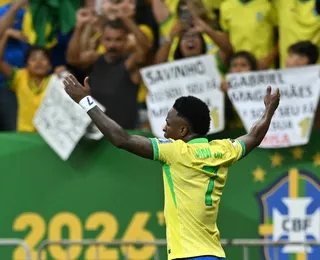 Vinicius une arte, coragem e memória do futebol