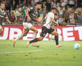 Volante do Vitória viraliza com chance inacreditável perdida; assista