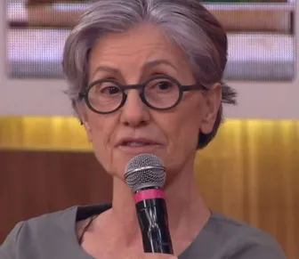 Após caso de transfobia, Cássia Kis presta depoimento em delegacia