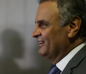 Após desgaste de Flávio, PSDB avalia lançar Aécio Neves à Presidência