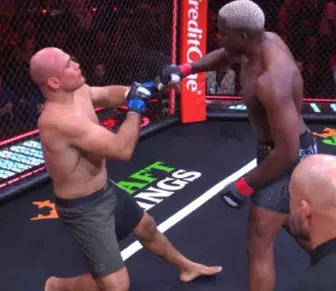 Atropelado! Lenda do UFC sofre nocaute avassalador em evento da Netflix