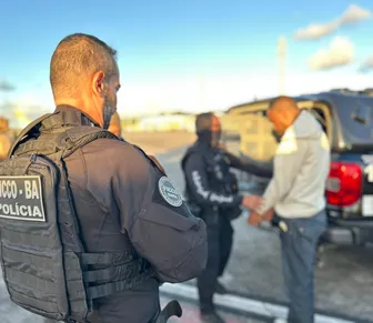 Casal líder de facção preso na Bolívia chega a Salvador; VÍDEO