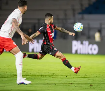 Com gol de goleiro, Vitória perde para Bragantino por 2 a 0