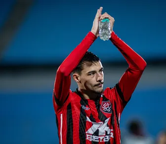 Defensor viaja e pode voltar a jogar pelo Vitória após sete meses