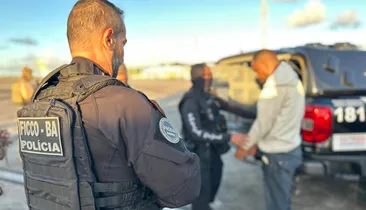 Casal líder de facção preso na Bolívia chega a Salvador; VÍDEO