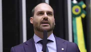 Eduardo Bolsonaro atuou como produtor de filme sobre o pai, diz jornal