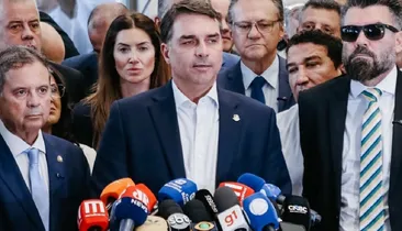 Flávio Bolsonaro critica redução na jornada de trabalho: "Inoportuna"