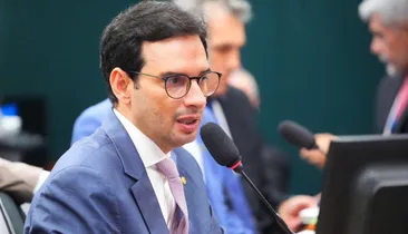 Léo Prates propõe que quem ganha R$ 16 mil não tenha limite de jornada