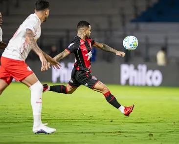 Com gol de goleiro, Vitória perde para Bragantino por 2 a 0