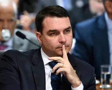 Ministro acusa Flávio Bolsonaro de entregar saúde do RJ às milícias