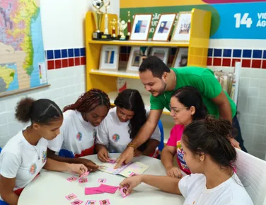 Álbum de figurinhas criado por estudantes baianas destaca mulheres cientistas - Imagem