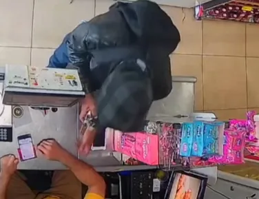 Assaltante é baleado e chora após tentativa de roubo: "Eu tenho filho" - Imagem