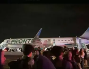 Avião atropela pedestre durante decolagem e voo é cancelado - Imagem