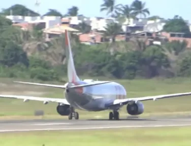 Avião estoura pneu em decolagem no Aeroporto de Salvador; veja vídeo - Imagem