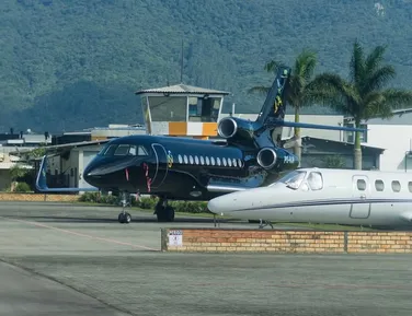 Avião gigante de R$ 250 milhões de Neymar vira atração em aeroporto - Imagem