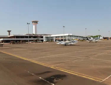 Avião que transportava R$ 15 milhões cai e moradores saqueiam dinheiro - Imagem