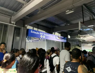 BRT atrasa abertura e deixa estações lotadas em Salvador - Imagem