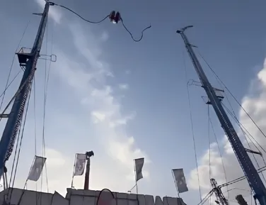 Cabo de brinquedo rompe e deixa crianças feridas em parque; veja vídeo - Imagem