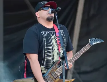 Cantor bolsonarista interrompe show e sai em defesa de Edson Gomes - Imagem