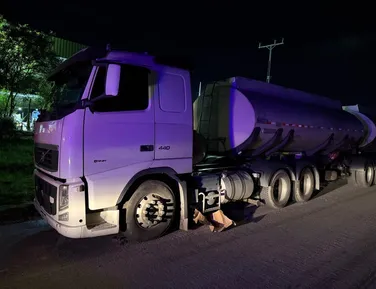 Carreta-tanque roubada com 45 mil litros de combustivel é recuperada na RMS - Imagem