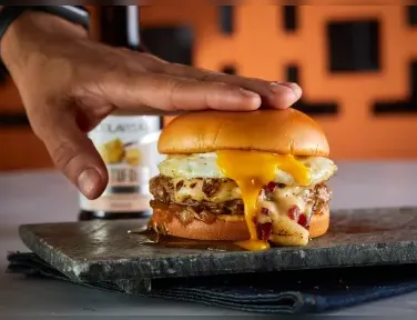 Casal combina receitas e cria hambúrguer de carbonara; faça em casa - Imagem