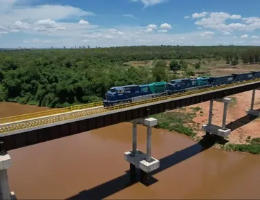 Custando R$ 5 bilhões, maior ferrovia do Brasil avança 1 km por dia - Imagem