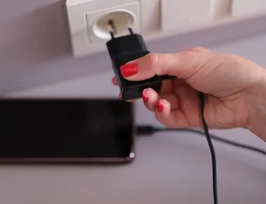 Deixar carregador na tomada pode ser mais perigoso do que parece - Imagem