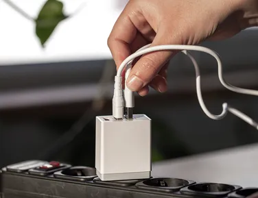 Deixar o carregador na tomada aumenta a conta de luz? Entenda riscos - Imagem