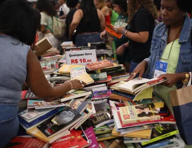 EDITORIAL - A vitória do livro - Imagem