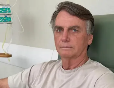 Ex-presidente Bolsonaro está 'inchado e irritado', diz Carlos Bolsonaro - Imagem