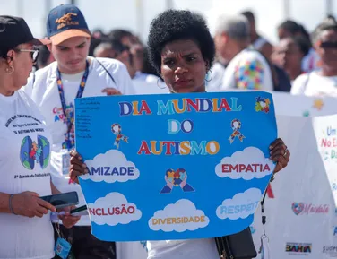 Famílias se reúnem em caminhada por inclusão de autistas em Salvador - Imagem