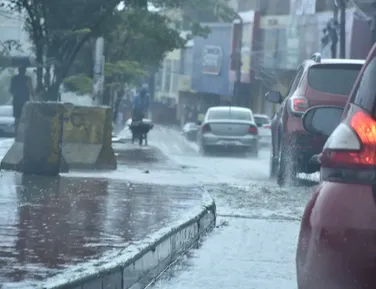 Feriadão do Trabalhador começa com chuva e causa problemas em Salvador - Imagem