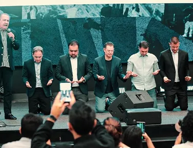 Flávio Bolsonaro mira evangélicos e vai a culto de Silas Malafaia - Imagem