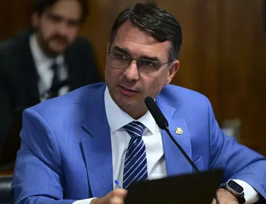 Flávio Bolsonaro revela contato com Moraes para pedir domicilar ao pai - Imagem