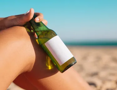 Garrafas long neck são proibidas em praias da Bahia - Imagem