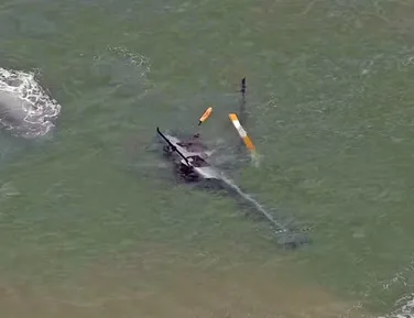 Helicóptero cai no mar em pouso forçado na Praia da Barra da Tijuca - Imagem