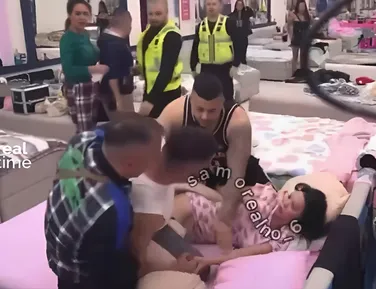 Homem enforca mulher em reality show e choca o público; veja vídeo - Imagem