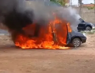 Homem incendeia próprio carro após revolta com falhas mecânicas - Imagem