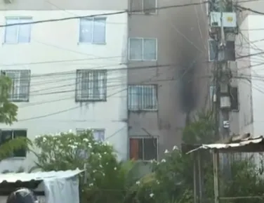 Incêndio atinge apartamento em condomínio no Bosque das Bromélias - Imagem