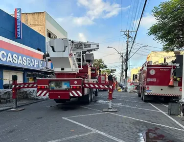 Incêndio de grandes proporções atinge loja no centro de Feira de Santana - Imagem