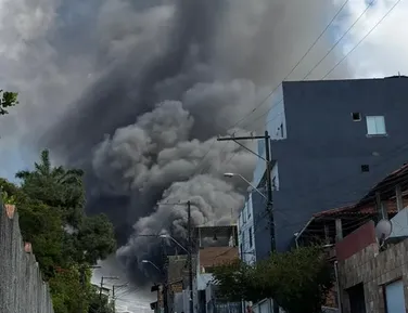 Incêndio destrói ônibus e gera nuvem de fumaça em Lauro de Freitas - Imagem