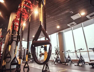 Jovem quebra os joelhos ao sofrer acidente durante treino em academia - Imagem