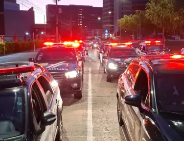 Jovem tem dedos decepados após fazer sinais de facção - Imagem