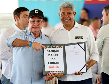 Lei que reconhece a Libras como meio legal de comunicação na Bahia é sancionada - Imagem
