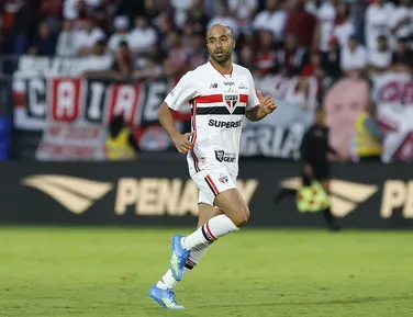 Lucas Moura sofre lesão grave contra o Bahia e pode perder a temporada - Imagem