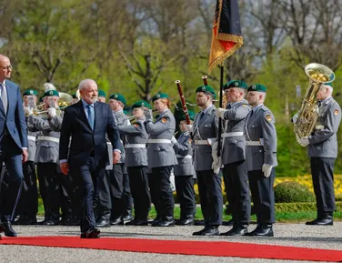 Lula visita Alemanha em busca de acordo para reindustrializar o Brasil - Imagem
