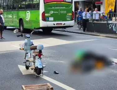 Mãe e filho de bicicleta elétrica morrem atropelados por ônibus - Imagem
