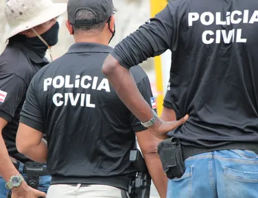 Mãe e padrasto são presos por estuprar criança na Bahia - Imagem