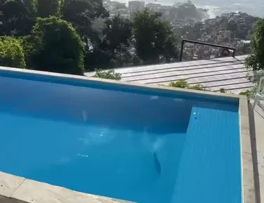 Mansão com borda infinita vira palco de fuga de traficante baiano - Imagem