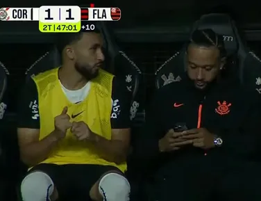 Memphis Depay pode ser punido por usar celular em jogo do Brasileirão - Imagem
